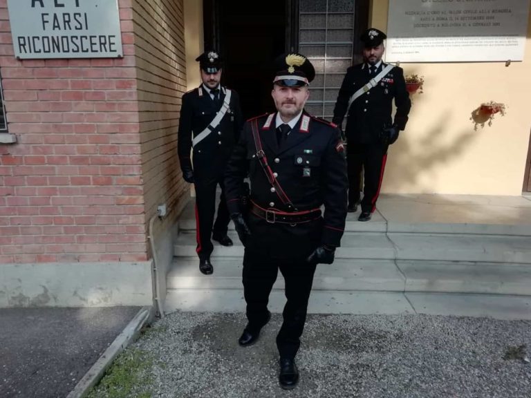 Bazzano (Bologna), sente rumori fuori la porta e apre il fuoco: morta una persona