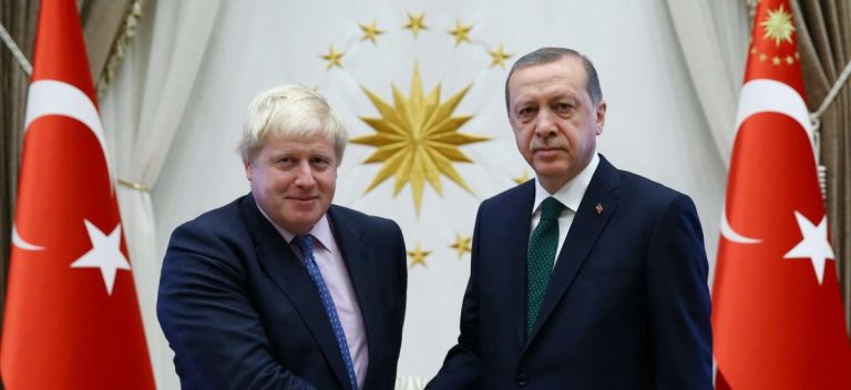 Vertice Nato, Boris Johnson cerca di minimizzare le divisioni: “Con Erdogan siamo uniti”