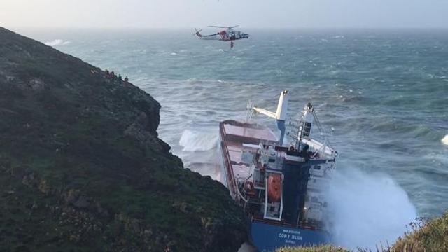 Porto Sant’Antioco (Cagliari), si è incagliato per il mare grosso un mercantile