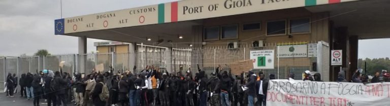 San Ferdinando (Gioia Tauro), protesta di un gruppo di migranti: bloccato il gate portuale