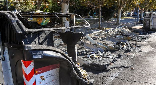 Roma, l’allarme della sindaca Raggi: “Ancora cassonetti dei rifiuti dati alle fiamme”