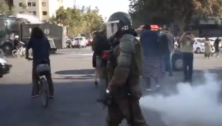 Cile, violenti scontri di piazza a Santiago per i diritti violati