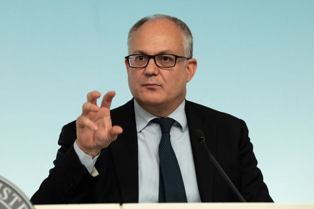 Fondo salva Stati, il ministro Gualtieri ostenta ottimismo: “Confido nell’unità della maggioranza”. Intanto slitta il sì definitivo dell’Eurogruppo