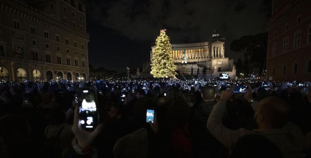 Roma, si è acceso l’albero di Natale soprannominato ‘Spelacchio’