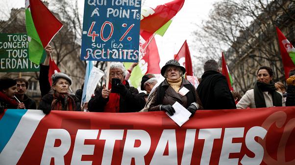 Francia, non si attenua la protesta contro la riforma delle pensioni voluta dal presidente Macron