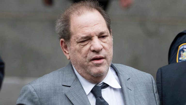 Usa, l’ultima ‘follia’ di Harvey Weinstein (a processo per vari stupri): “Sono stato un pioniere per il sostegno delle donne”