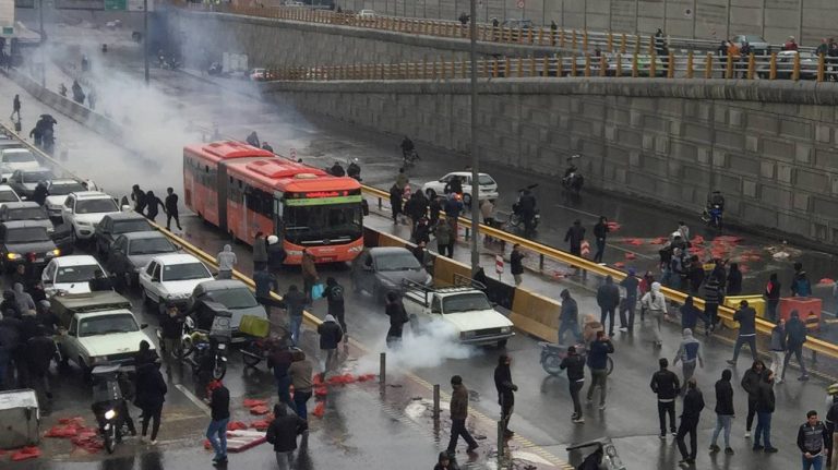 Iran, secondo Michelle Bachelet (Alto commissario per i diritti umani dell’Onu) sarebbero almeno 7mila le persone arrestate in seguito alle proteste per l’aumento della benzina