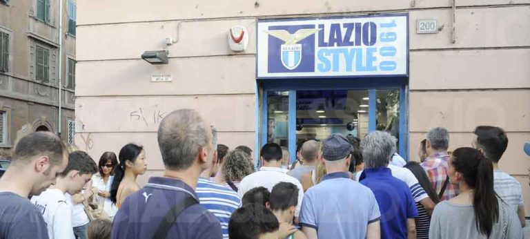 Calcio, il presidente Lotito inaugura il nuovo “Lazio Style 1900 Officiale Store”  in via di Propaganda a Roma