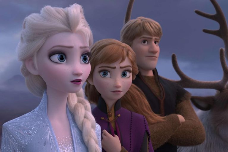 Cinema, continua la marcia trionfale al botteghino di “Frozen 2”: a livello globale ha superato i 900 milioni di dollari