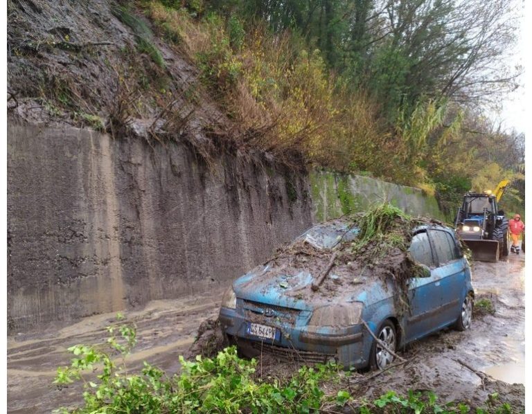 Rocca d’Evandro (Caserta), frana su una macchina: salve le tue persone a bordo