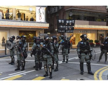 Hong Kong, la polizia disinnesca due ordigni esplosivi artigianali in una scuola