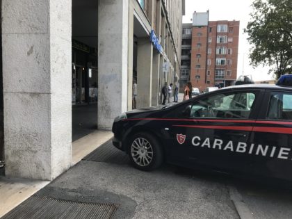 Firenze, un uomo visibilmente ubriaco picchia la compagna davanti la caserma dei carabinieri: arrestato 27enne