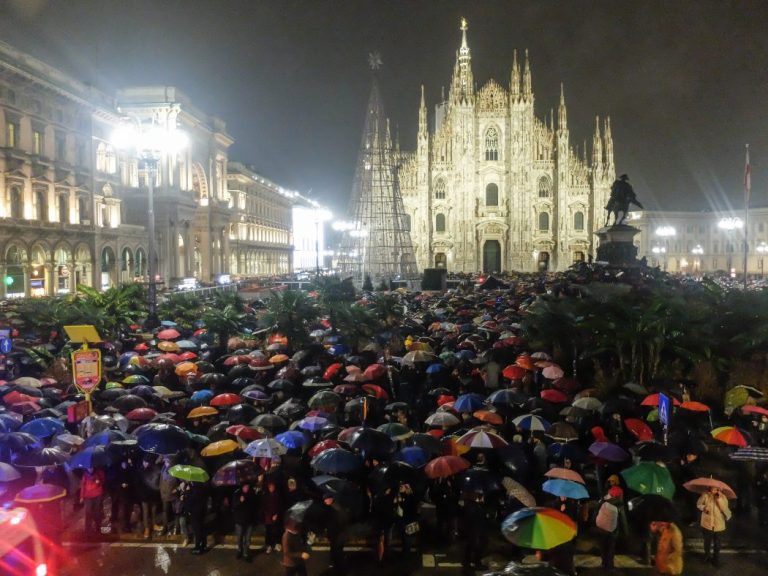 Milano, la pioggia non spaventa ‘la sardine’ che riempiono piazza Duomo