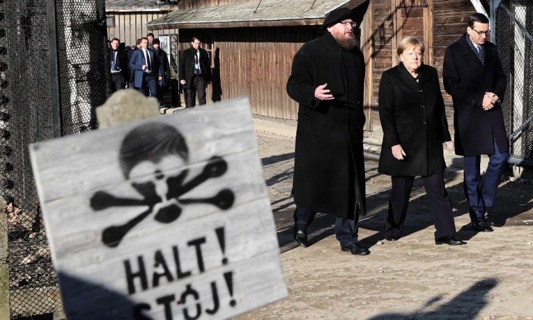 Auschwitz, visita di Angela Merkel al campo di sterminio: “Quello che è successo qui non si può capire con la comprensione umana”