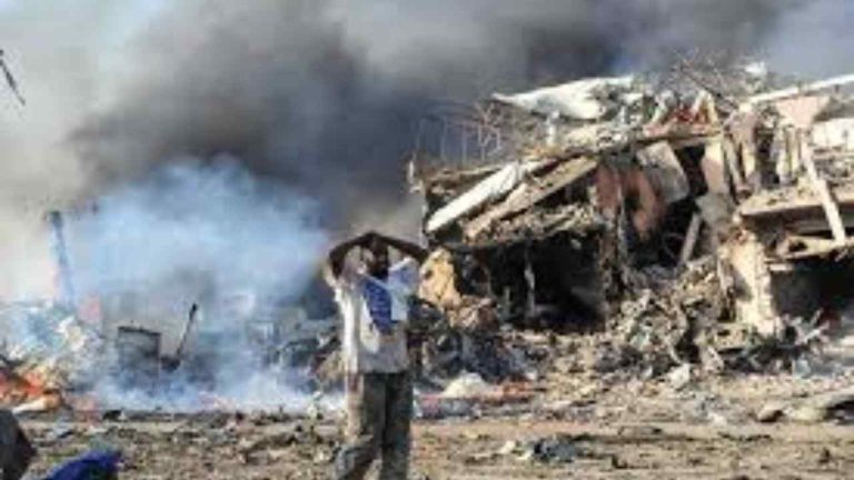 Somalia, esplode autobomba, strage a Mogadiscio: trenta morti e oltre cento feriti