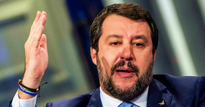 Duro affondo di Salvini al premier Conte: “Tolga il disturbo”