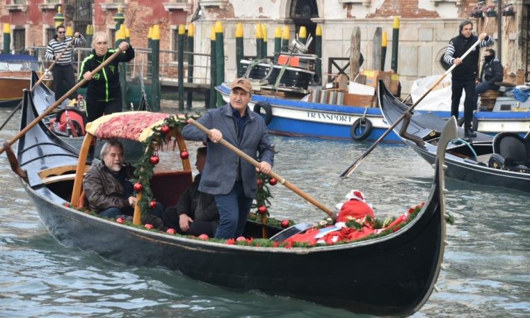 Venezia, il sindaco Luigi Brugnaro ha vogato sul Canal Grande