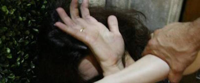 Orrore a Pontassieve (Firenze), donna di 53 anni violentata per un mese in un pollaio: “Ho visto la morte in faccia”