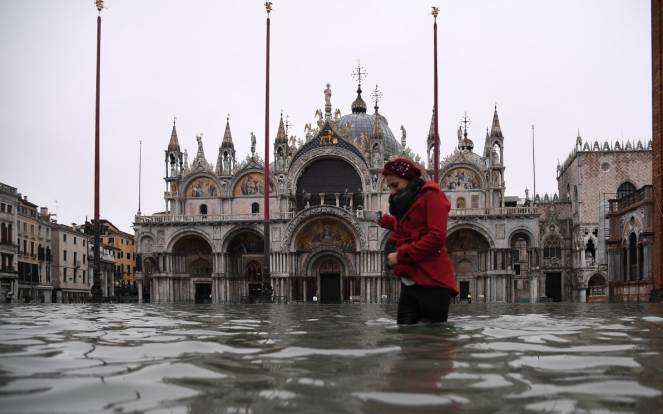 Venezia, oggi l’acqua potrebbe raggiungere il picco di 150 centimetri