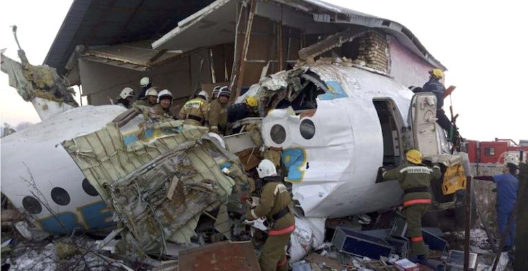 Tragedia in Kazakistan, precipita un aereo: decine le vittime, 60 feriti