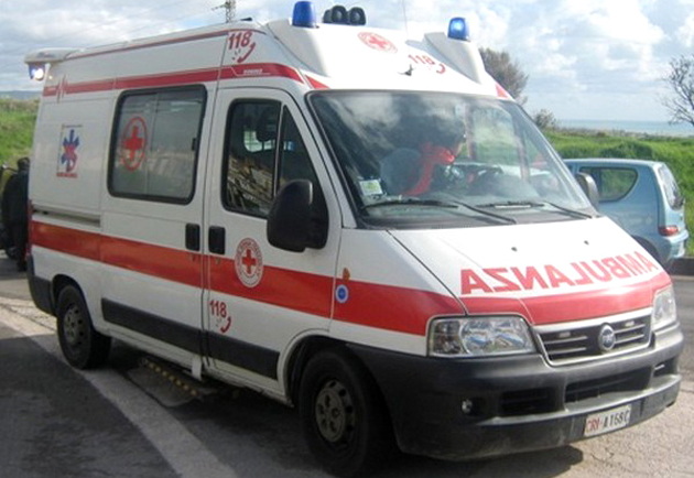 Oristano, due anziani fratelli si accoltellano a vicenda: entrambi ricoverati in ospedale