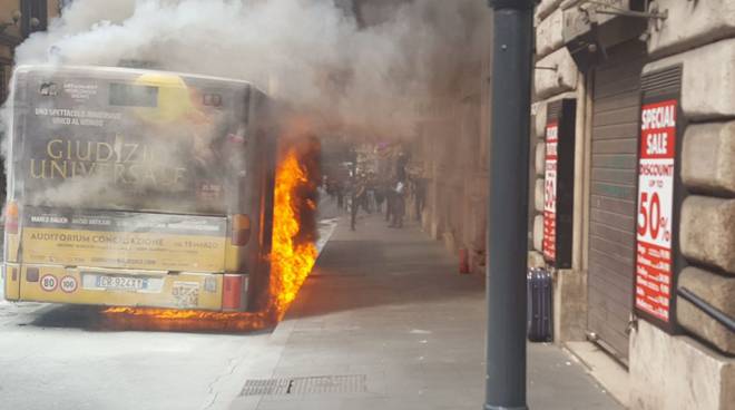 Roma, autobus in fiamme nella zona di Tor Vergata