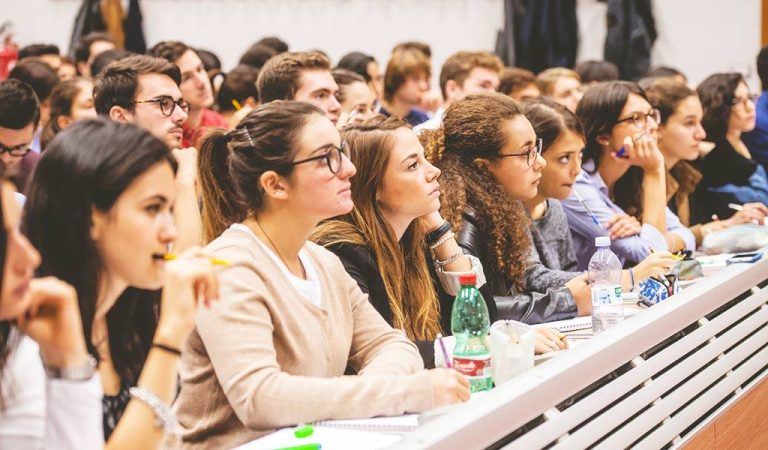 Scuola, gli studenti italiani hanno un punteggio inferiore (476) rispetto alla media dei Paesi Ocse (487) per la lettura