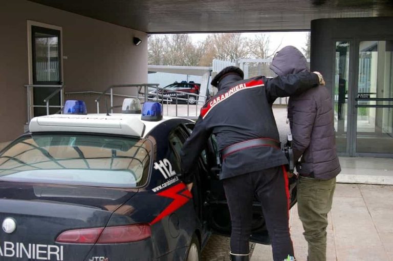 Bologna, marocchino di 61 anni lega la moglie ad un albero: arrestato dai carabinieri