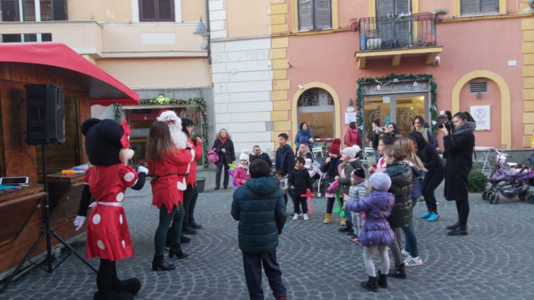 In Piazza Risorgimento Babbo Natale e il “Princess Show”