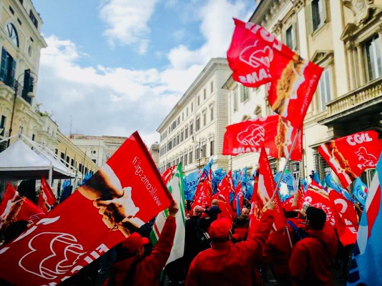 Roma, la rabbia dei lavoratori Alitalia e ArcelorMittal: manifestazione in piazza Santissimi Apostoli con Cgil, Cisl e Uil