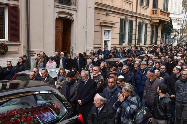 Roma, ha sfilato al ghetto ebraico il feretro di Piero Terracina, sopravvissuto ad Auschwitz