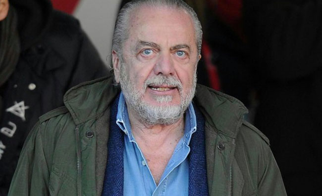 Calcio, i tifosi del Napoli contestano il presidente De Laurentiis per l’esonero di Ancelotti