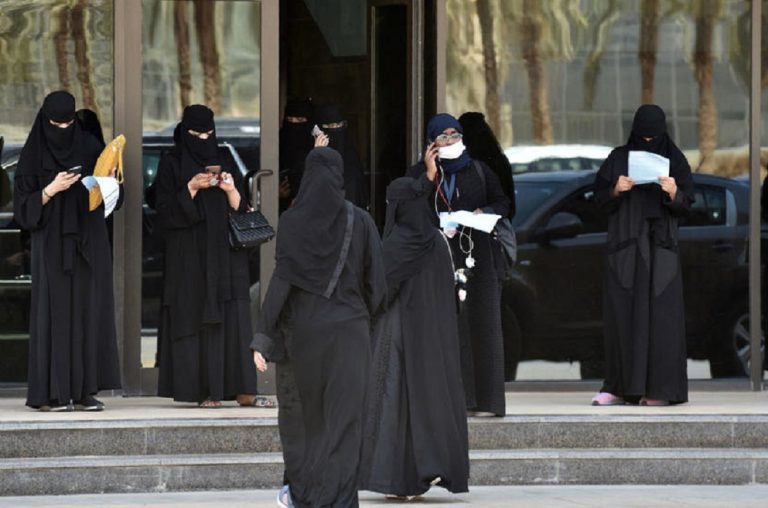 Arabia Saudita: aboliti gli ingressi separati per uomini e donne nei ristoranti
