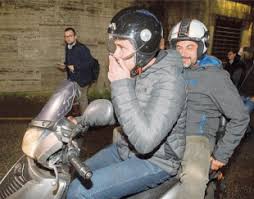 M5S, Gianluigi Paragone diserta il vertice con Beppe Grillo: è andato a cena con Alessandro Di Battista e altri attivisti