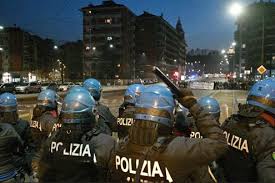 Torino, blitz della polizia contro gli anarchici antagonisti: 14 persone in carcere