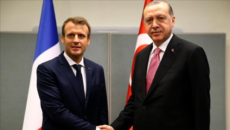Turchia, il presidente Erdogan ‘stuzzica’ Macron: “Fai smettere le proteste dei gilet gialli”