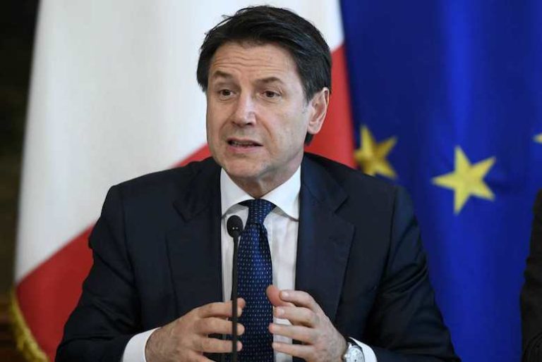 Governo, con enormi difficoltà il premier Conte trova la quadra: Plastic tax ridotta dell’85 per cento, Sugar tax rinviata ad ottobre