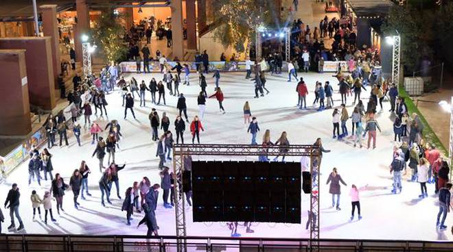 Venerdì alle 18.00 Chiara Censori inaugura l’ice park di Ladispoli