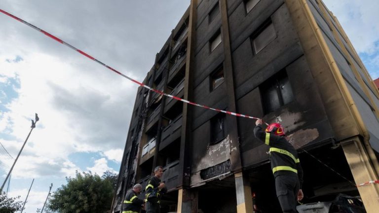 Cagliari, fiamme in una palazzo di dieci piani. Evacuato tutto l’edificio