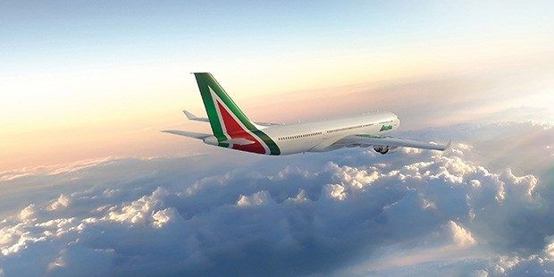 Alitalia, parla il ministro Patuanelli: “La sua vendita va resa appetibile, ora perde circa due milioni al giorno”