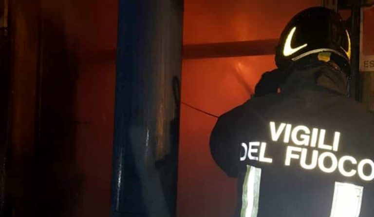 Bologna, incendio in un edificio del centro storico: muore una persona