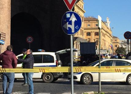 Roma, incidente tra uno scooter e un autocarro del Servizio Giardini: muore un 43enne