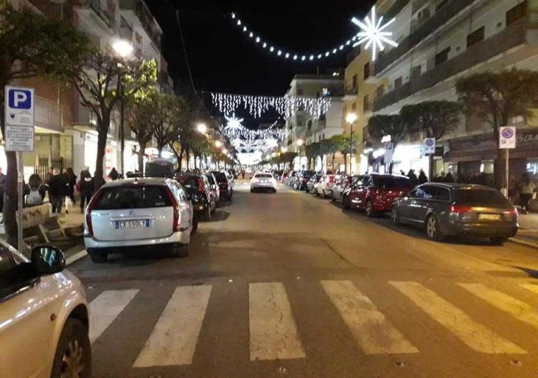 I commercianti di viale Italia piazzano le luminarie natalizie