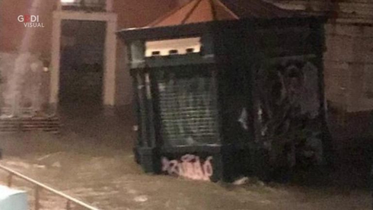 Venezia, recuperata la storica edicola finita in acqua con l’alta marea del 12 novembre