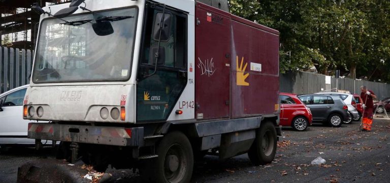 Via Casilina, camion dell’Ama investe e uccide un pedone sulle strisce di 84 anni: l’autista è indagato per omicidio stradale