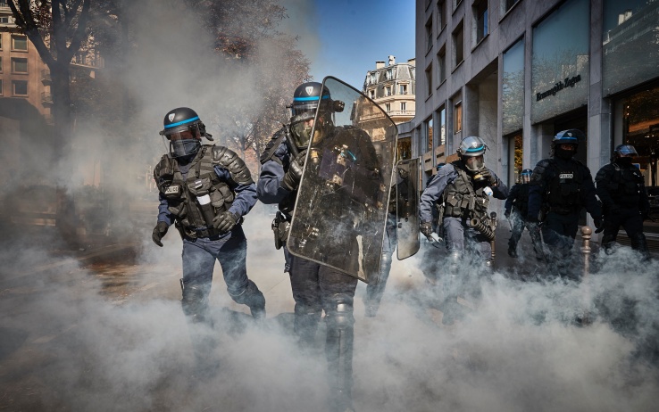 Francia, primi scontri a Parigi per le proteste contro la riforma delle pensioni: entrano in scena i black bloc