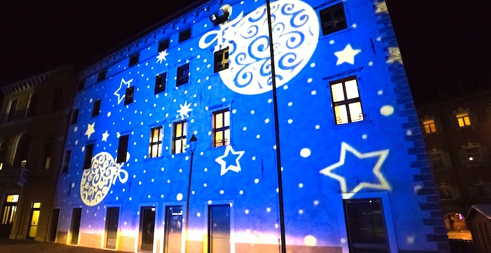 Natale Caerite 2019, le immagini del Natale proiettate sugli edifici storici. In Piazza Risorgimento la Casa di Babbo Natale
