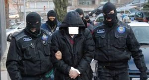 Genova, arrestato un anarchico ritenuto responsabile di aver piazzato un ordigno di fronte all’ufficio postale nel 2016