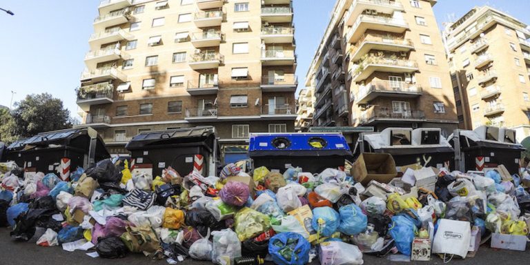 Roma: torna l’incubo dell’emergenza rifiuti, si rischiano 900 tonnellate a terra al giorno