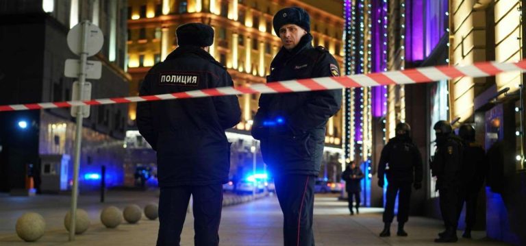 Mosca, la capitale nel terrore per l’attacco terroristico all’ex sede del Kgb